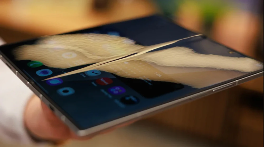 Samsung показала технологію, яка може прибрати складку на екрані Galaxy Fold 8